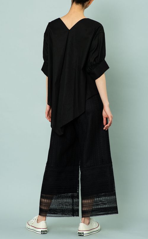 パフスリーブVネックブラウス