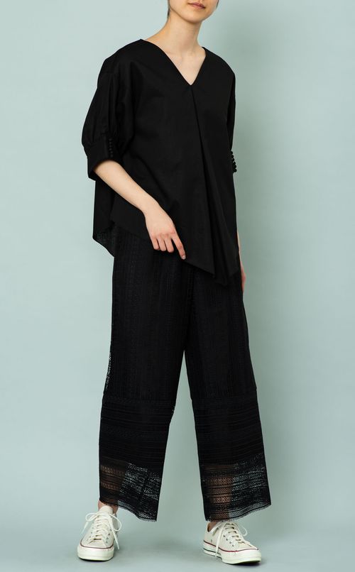 パフスリーブVネックブラウス