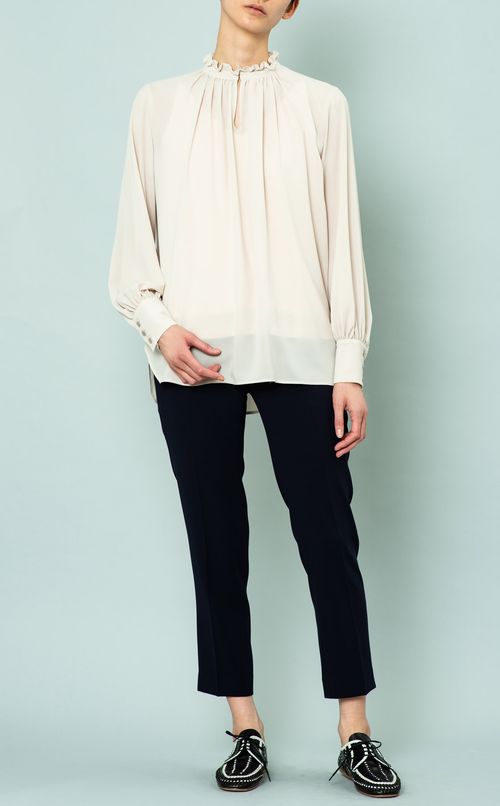 テーパードパンツ