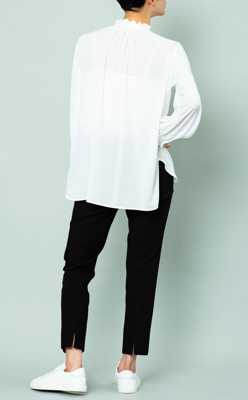 フリルネックブラウス