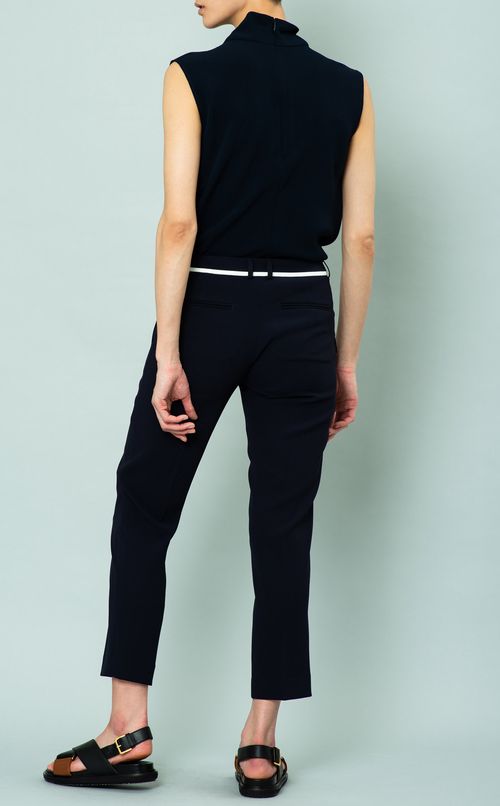 テーパードパンツ