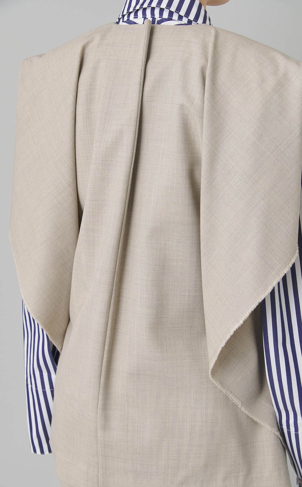 バックギャザーノースリーブジャケット