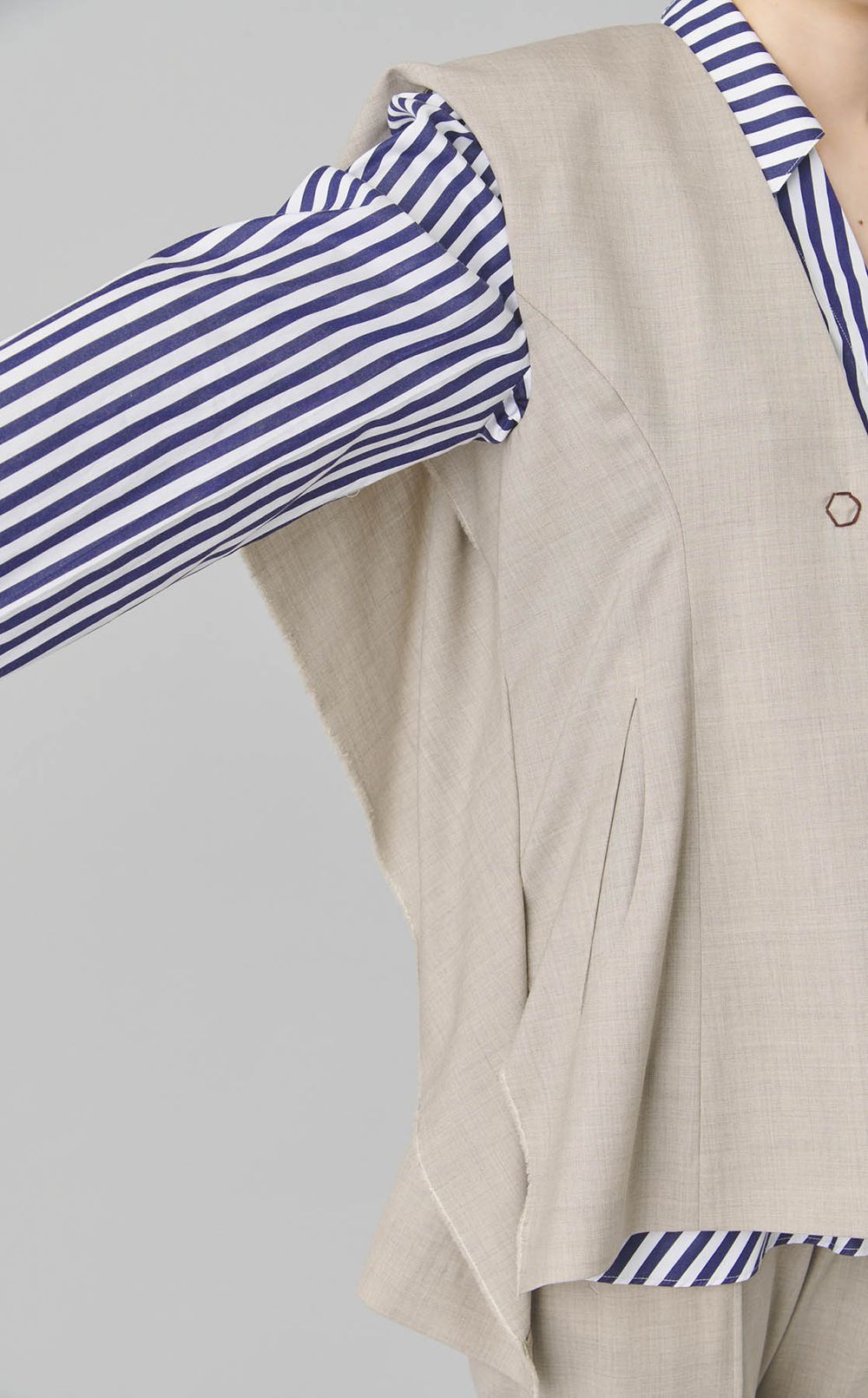 バックギャザーノースリーブジャケット