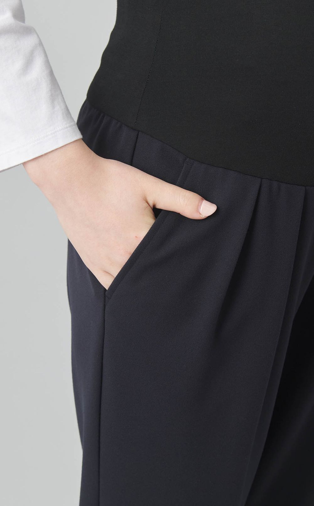 タックギャザーテーパードパンツ