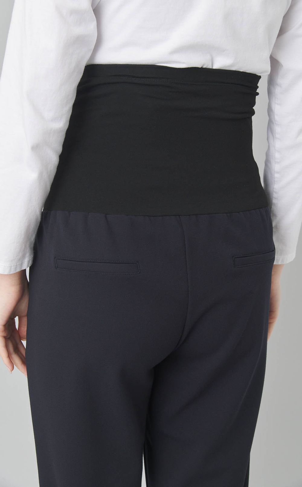 タックギャザーテーパードパンツ