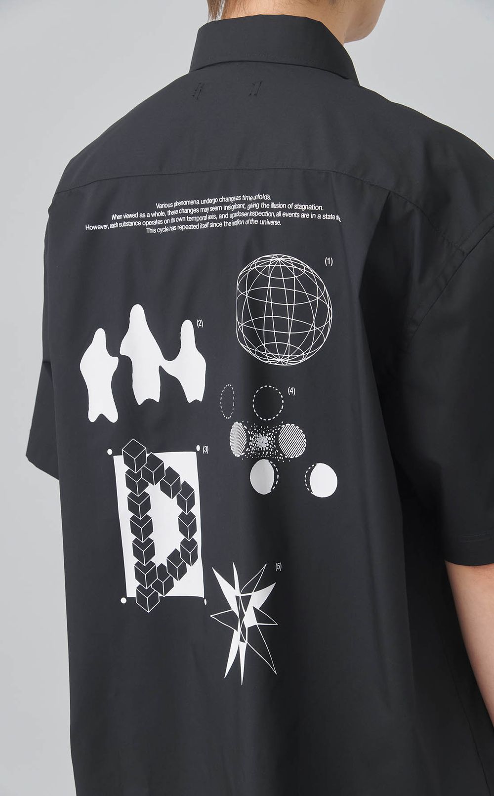 グラフィックショートスリーブシャツ