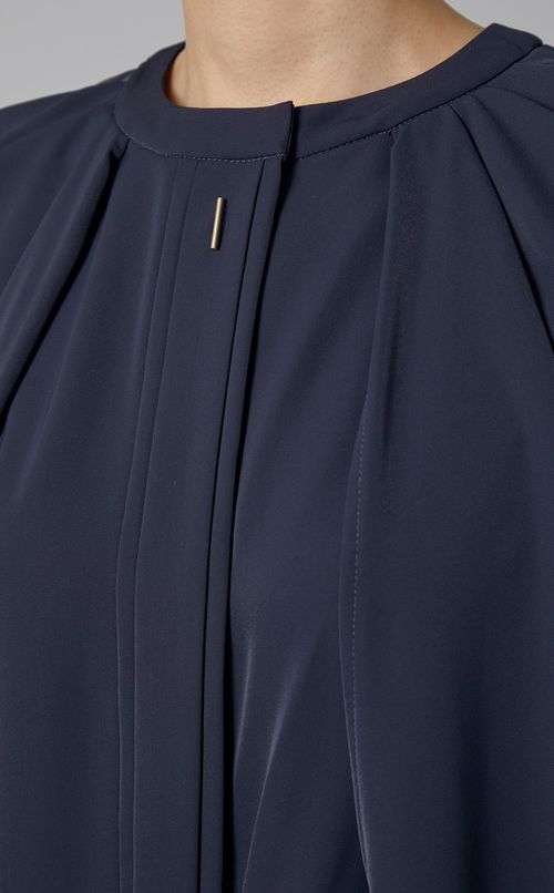 ノーカラースリットスリーブブラウス