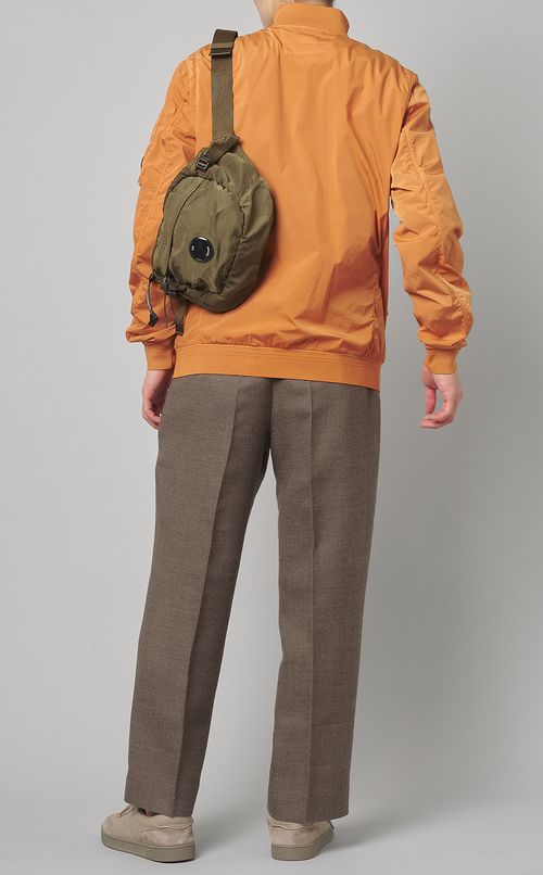 ナイロンボンバージャケット