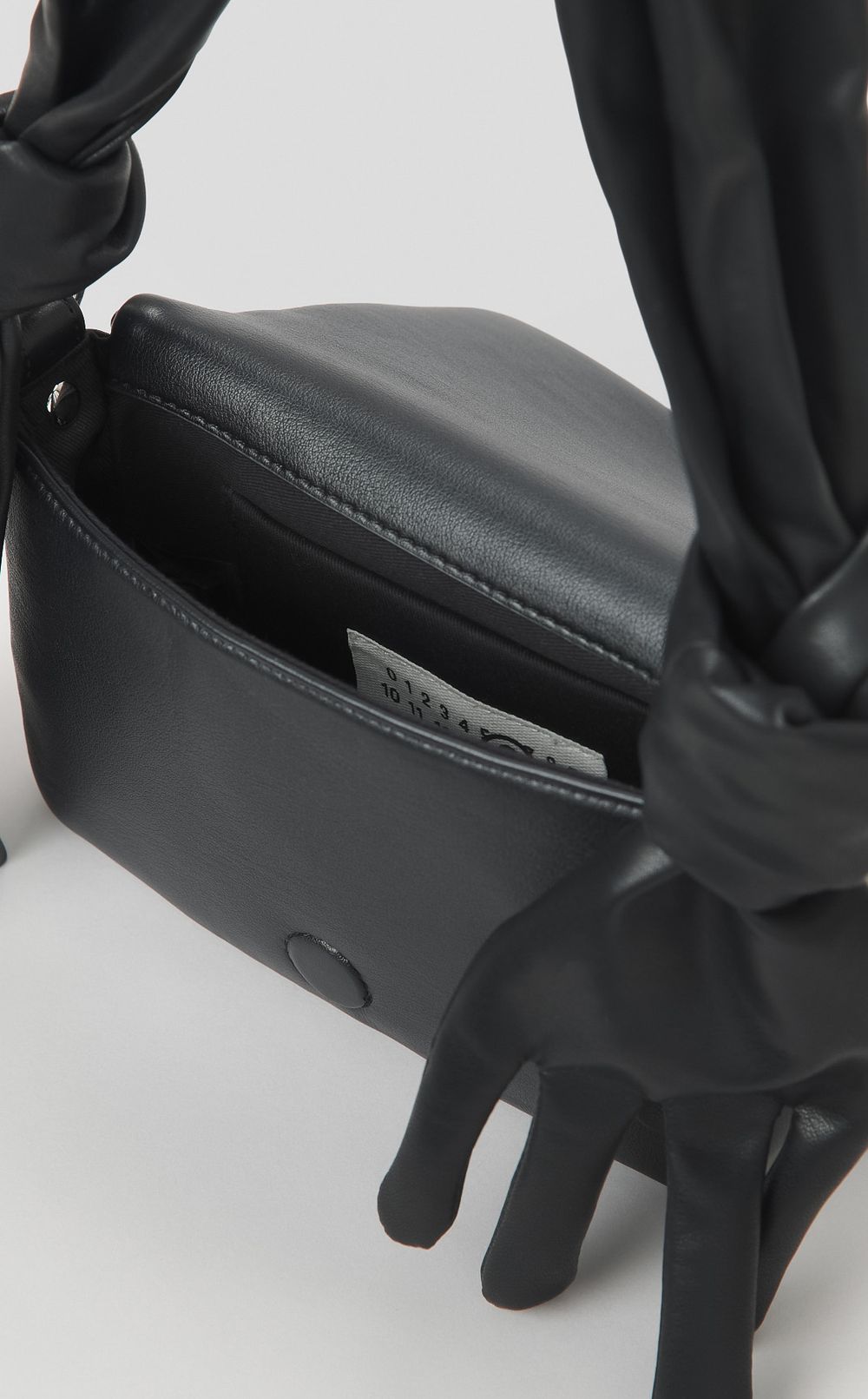 グローブストラップレザーミニバッグ