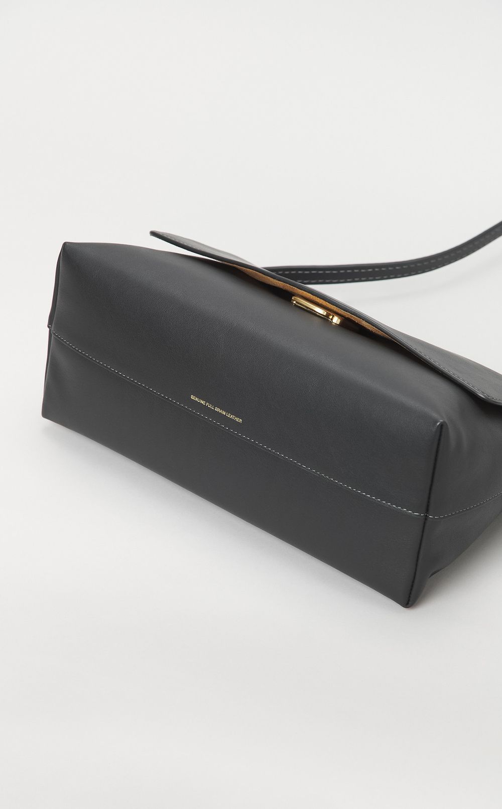 チェルシーレザーミディショルダーバッグ