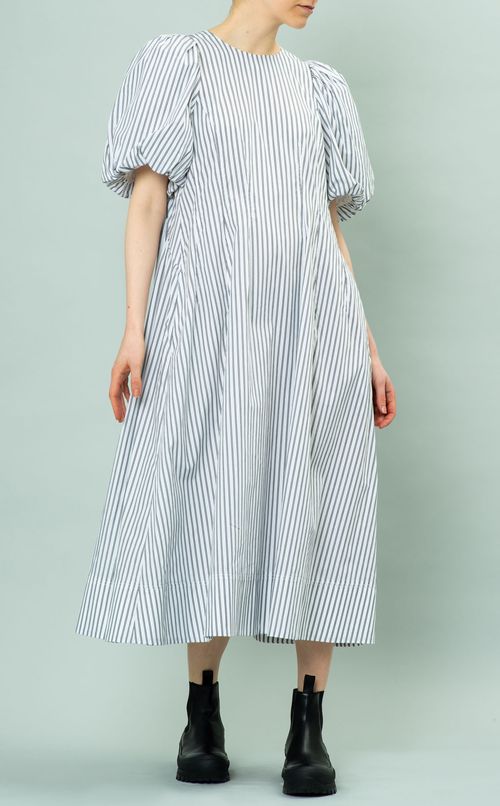 バックフレアワンピース