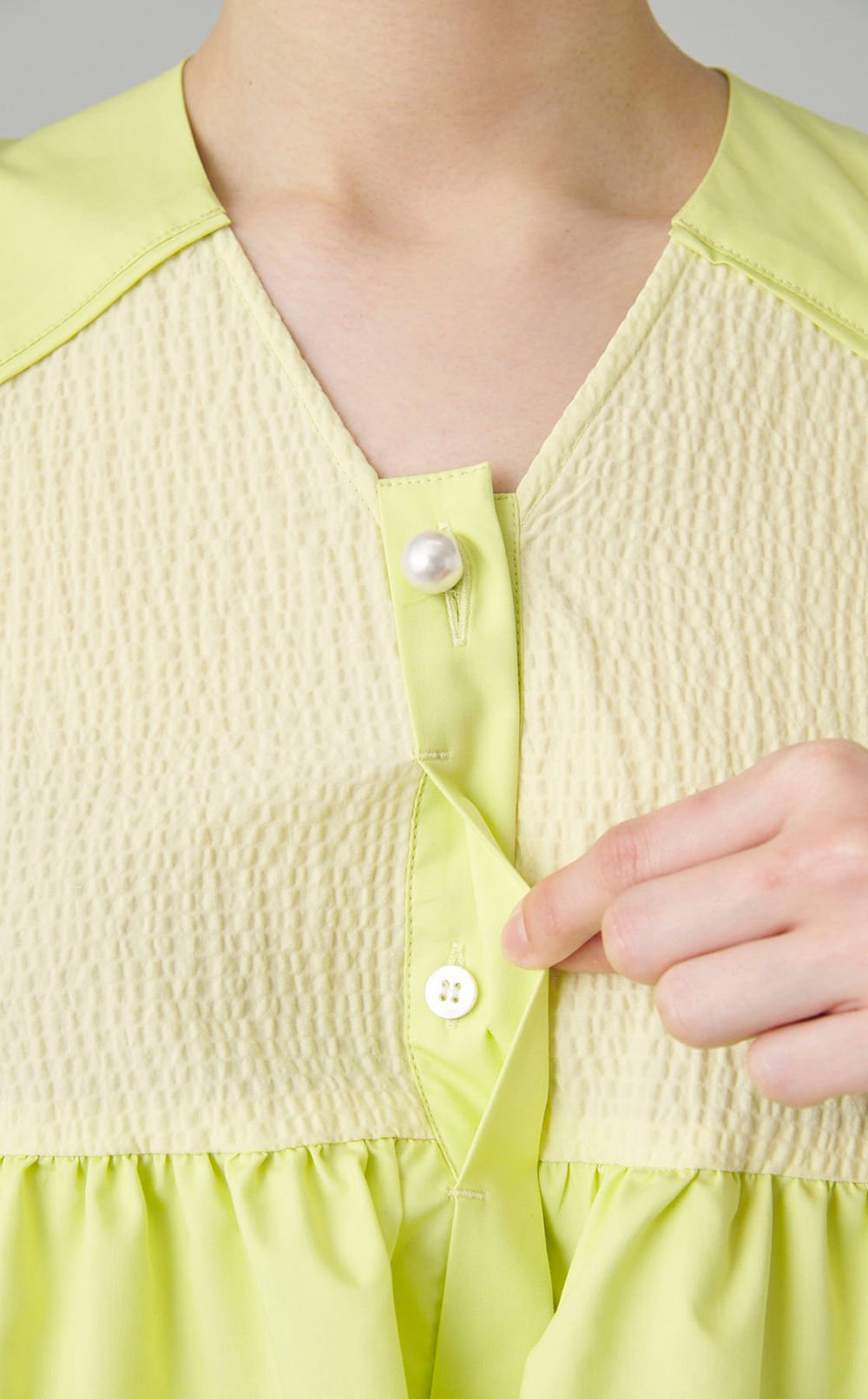 パフスリーブフリルブラウス