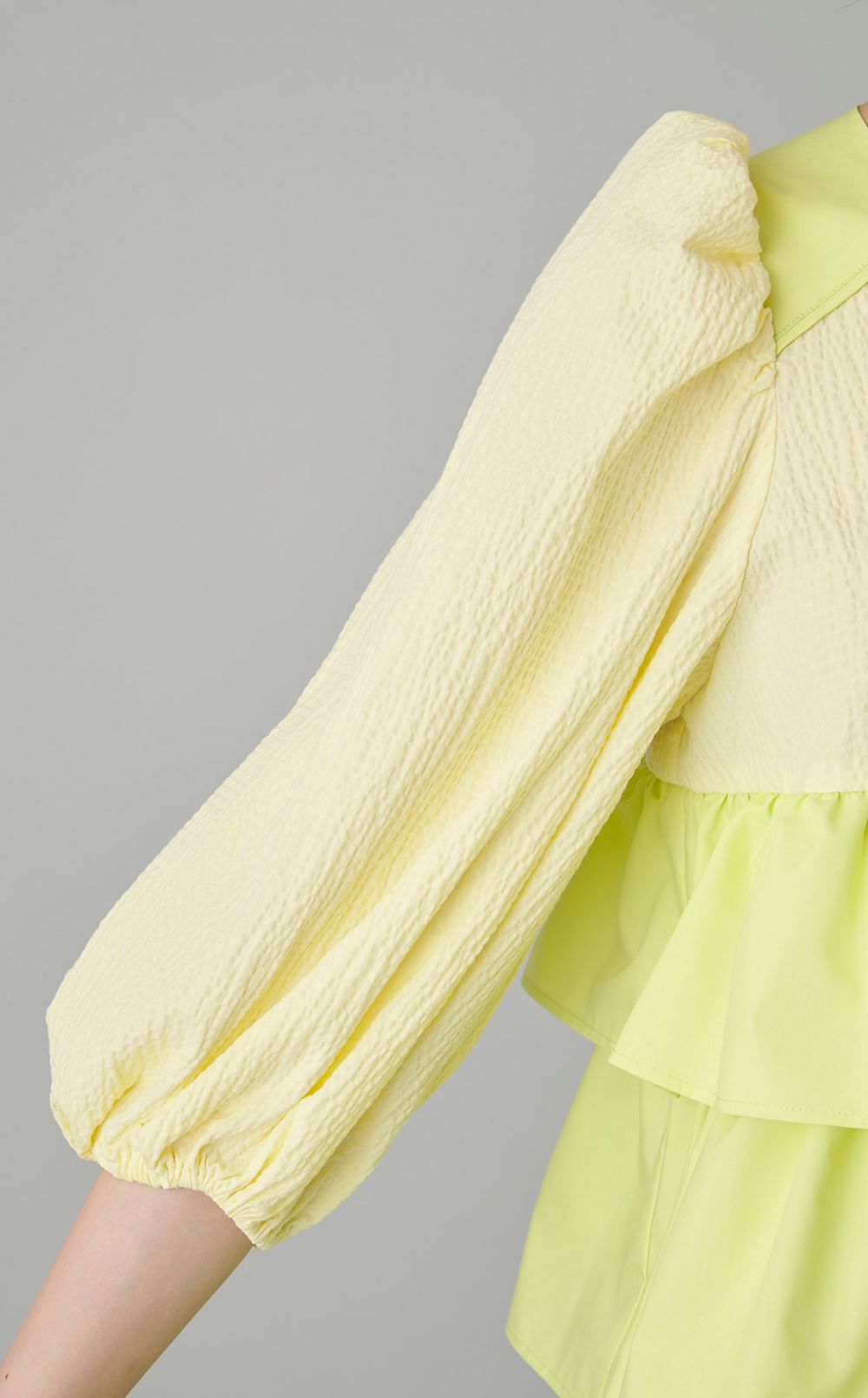 パフスリーブフリルブラウス