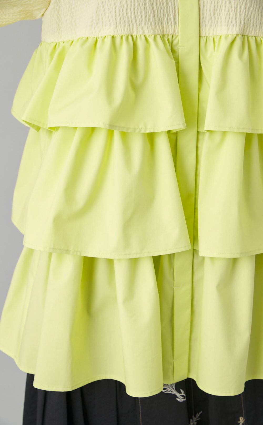 パフスリーブフリルブラウス