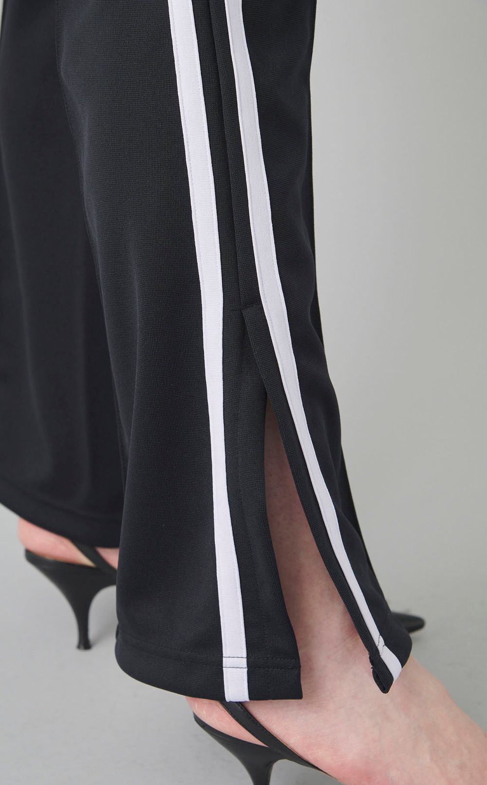 タック入りフレアトラックパンツ