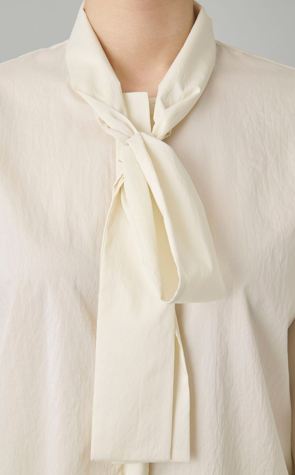 タフタボウタイブラウス