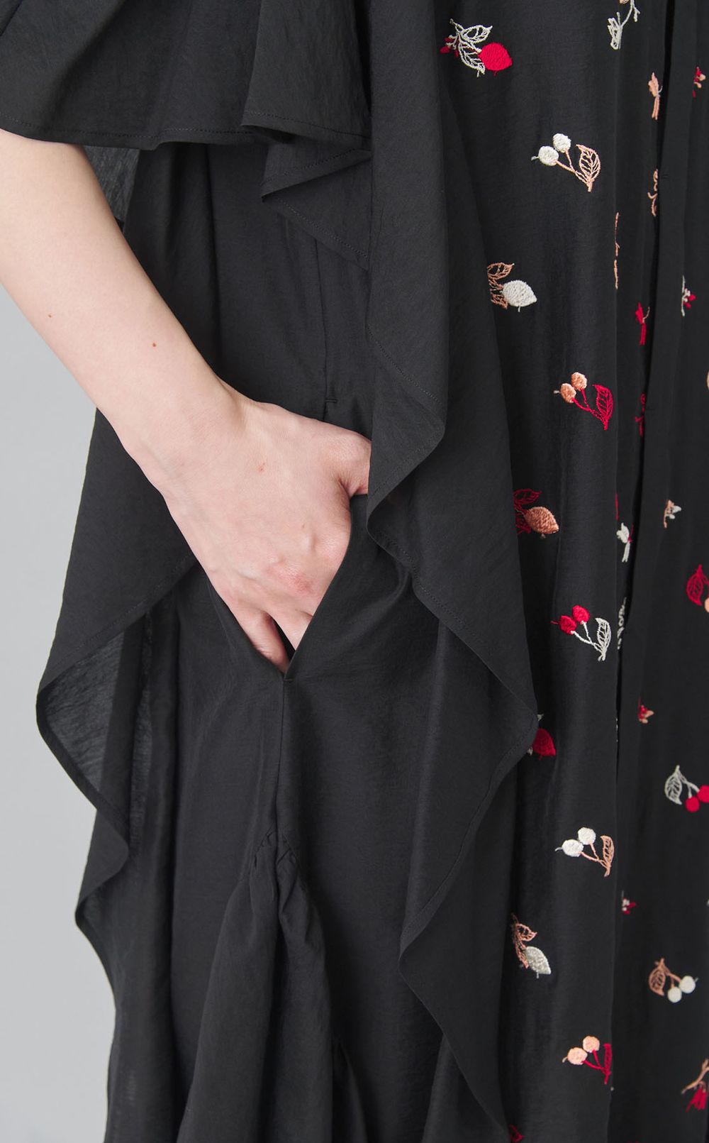 フルーツ刺繍ラッフルワンピース