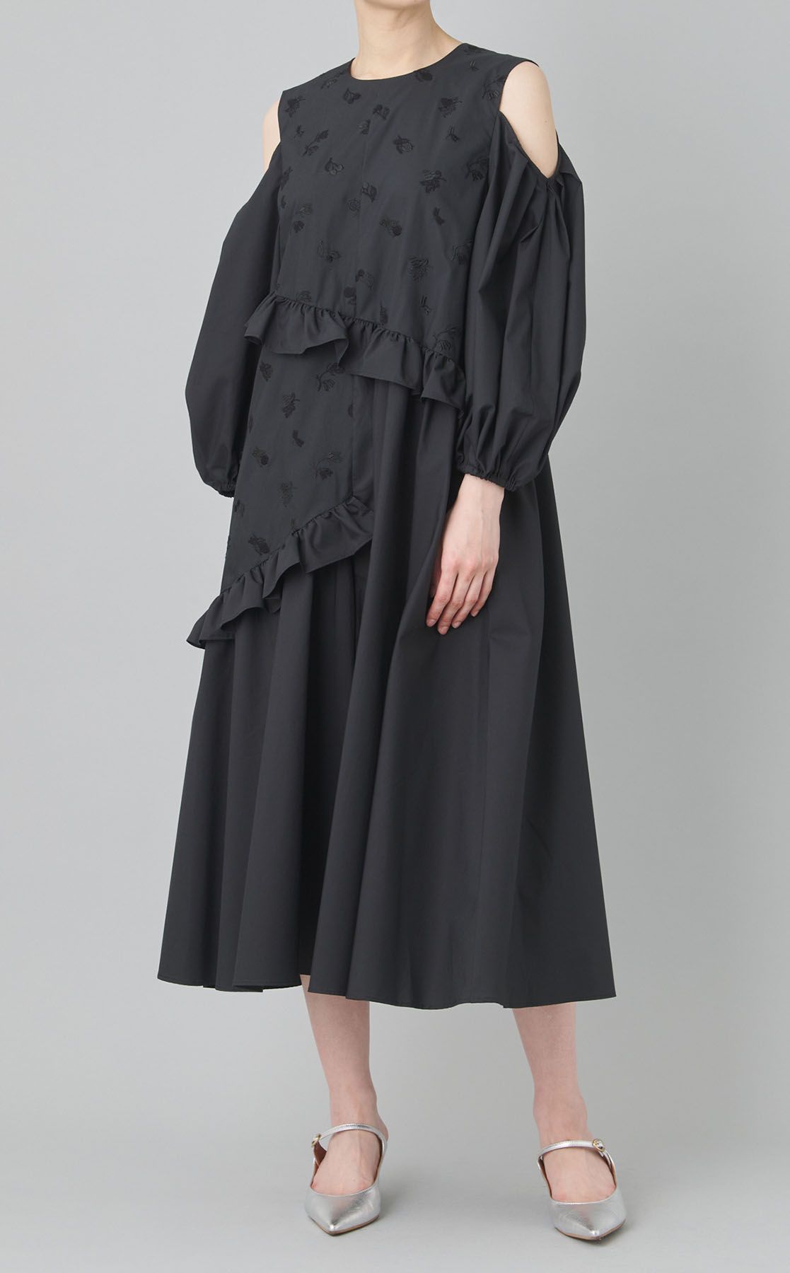 【新品タグ付き】Arobe アローブ ノースリーブ ワンピース ティアード 黒 新品タグ付き】Arobe アローブ ノースリーブ ワンピース