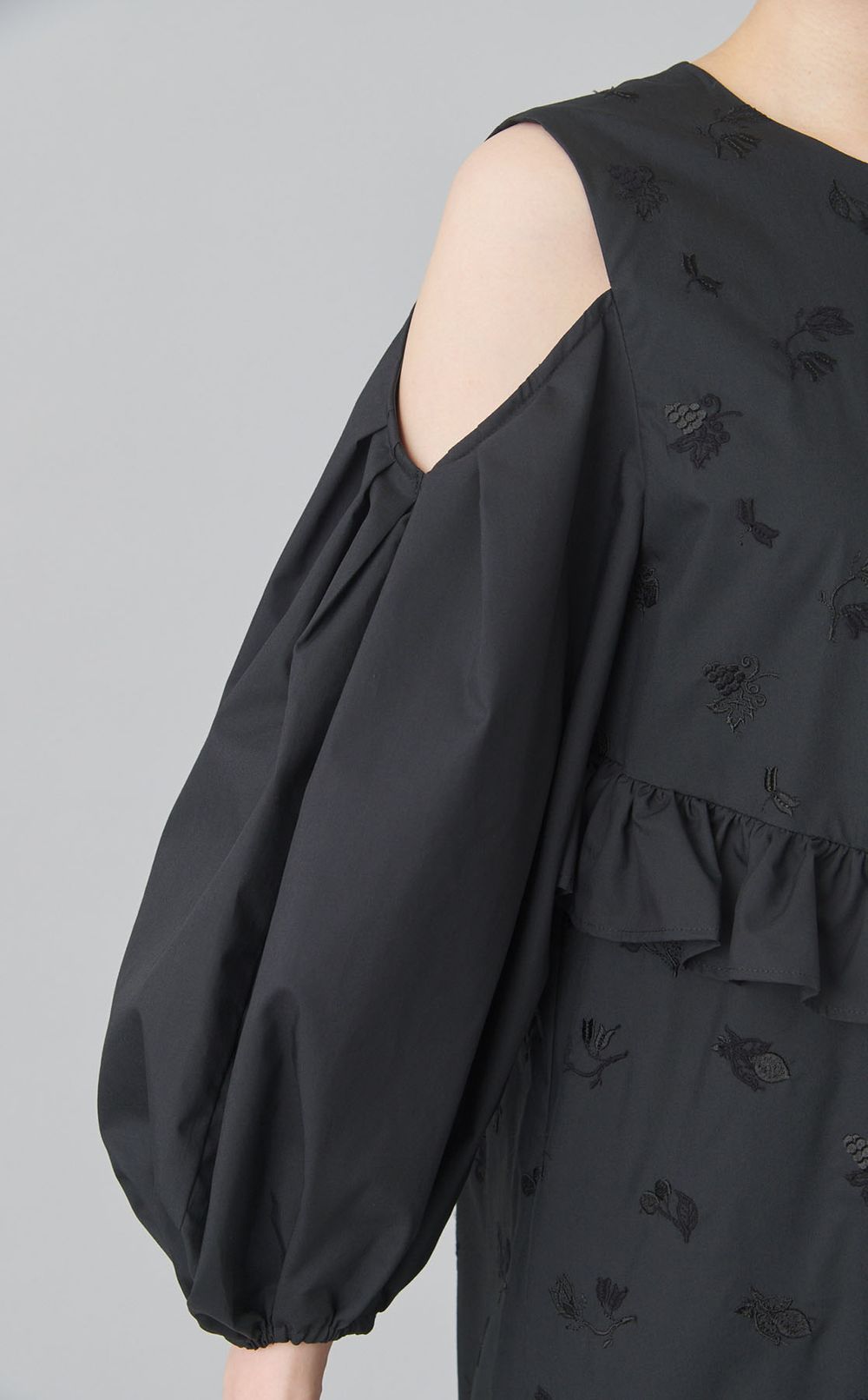 刺繍オープンショルダーワンピース