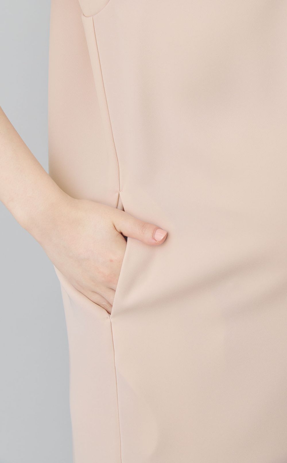 Vネックハーフスリーブワンピース