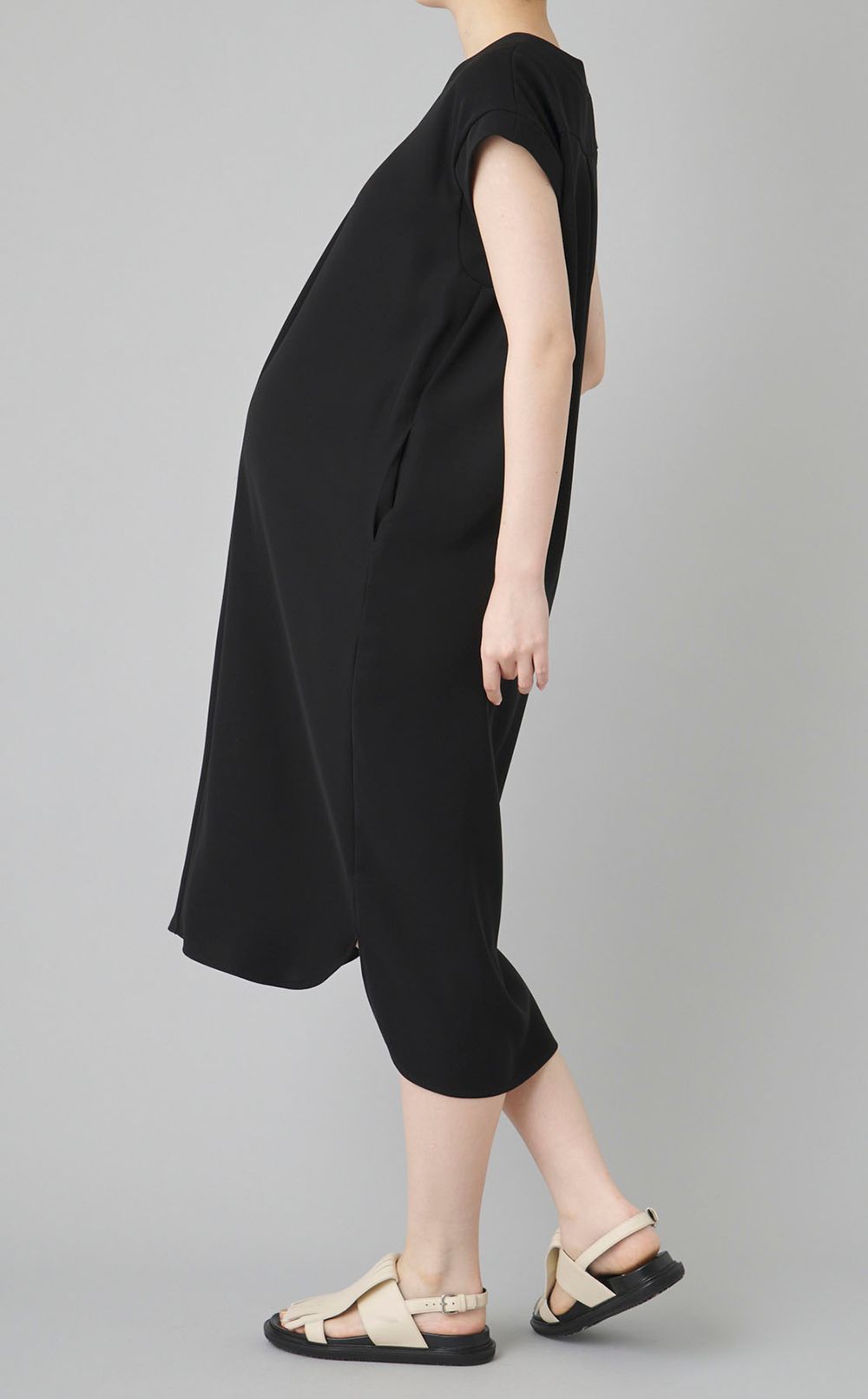 Vネックハーフスリーブワンピース