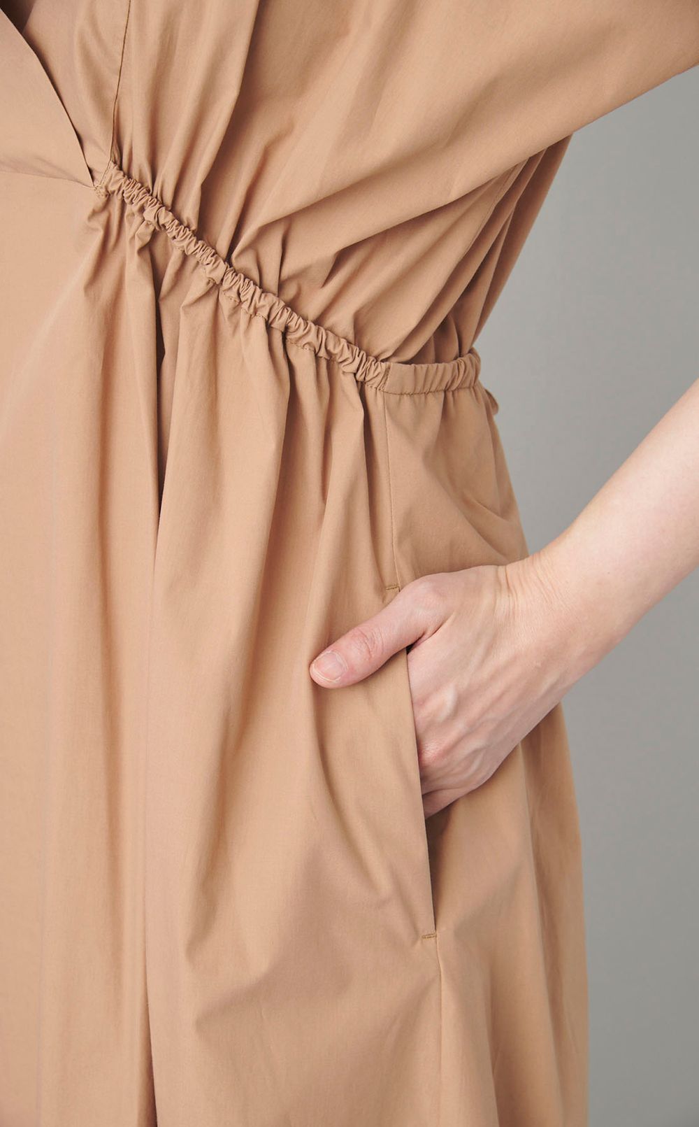 コットンVネックサイドギャザーワンピース