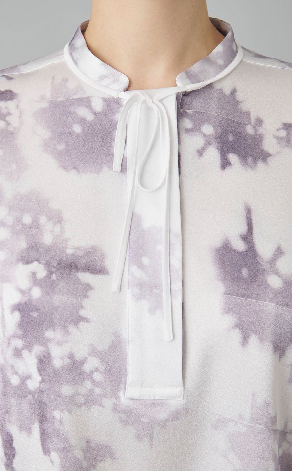 プリントノーカラーブラウス