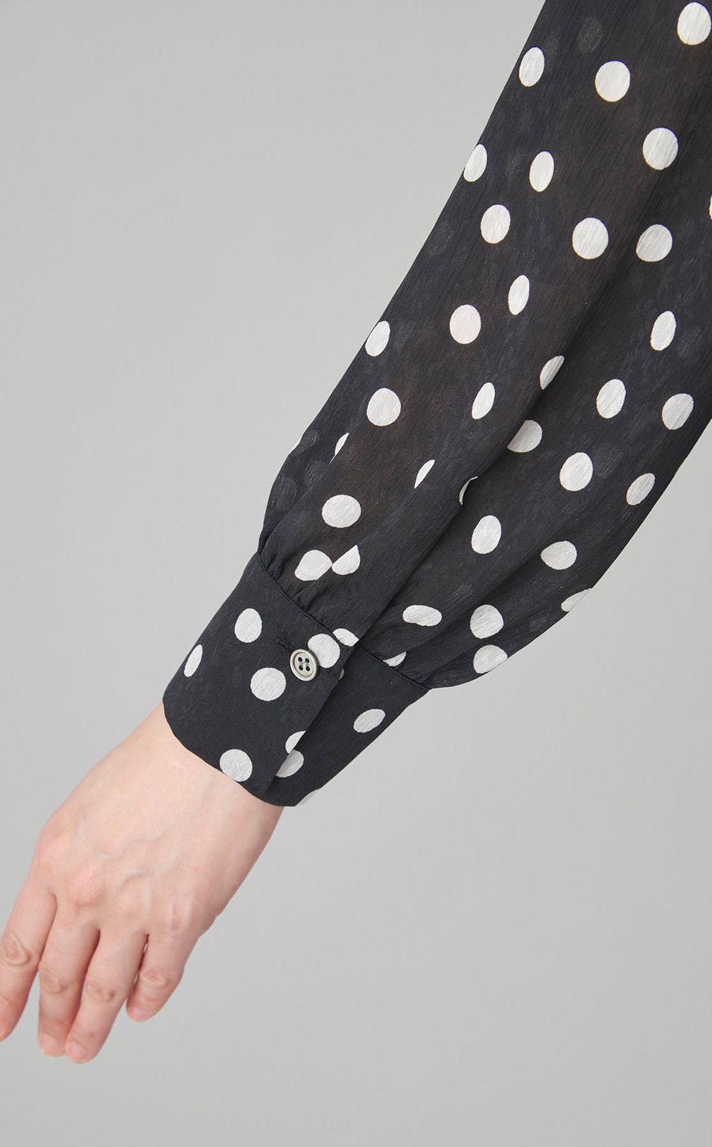 ドットボウタイブラウス