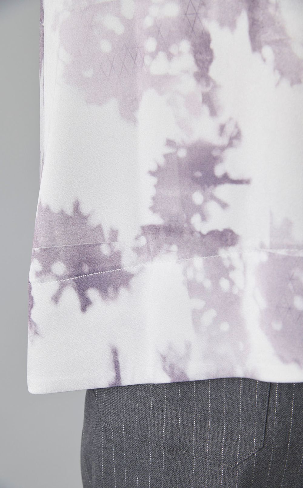 プリントノーカラーブラウス