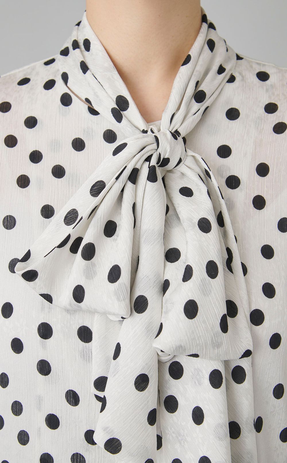 ドットボウタイブラウス