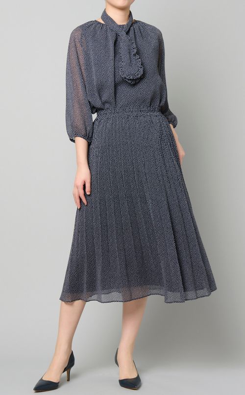 ボウタイ付ドットブラウス