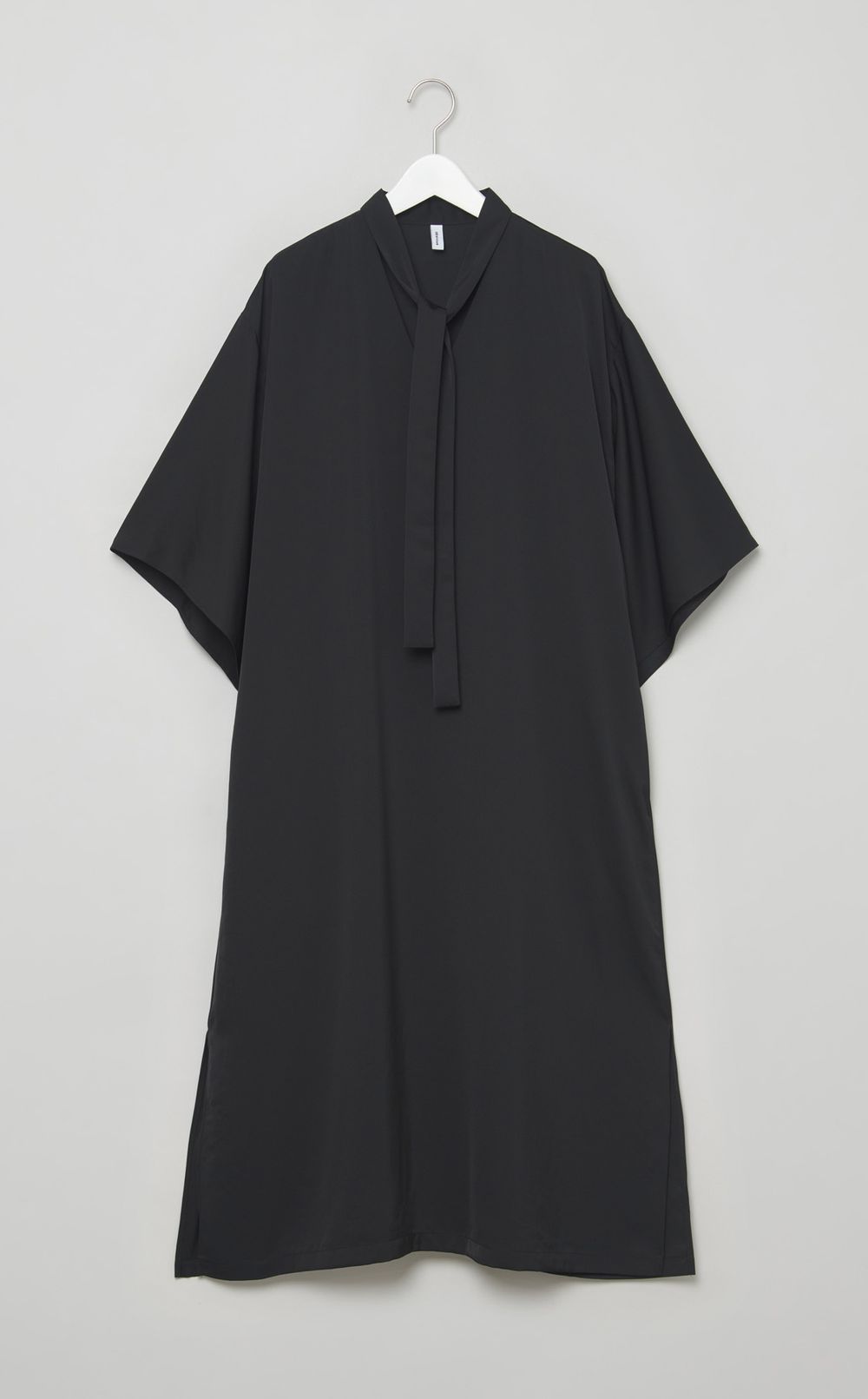 サテンワイドスリーブドレス