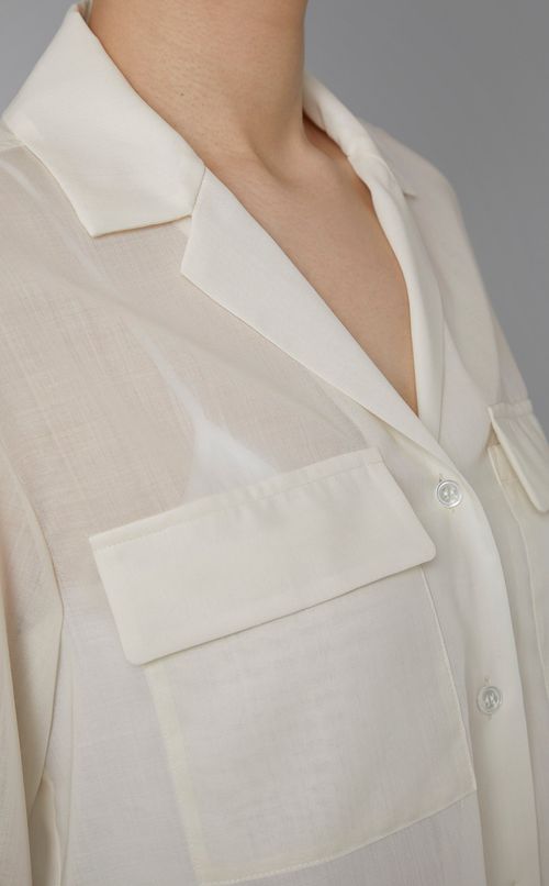 エアリーオープンカラーブラウス