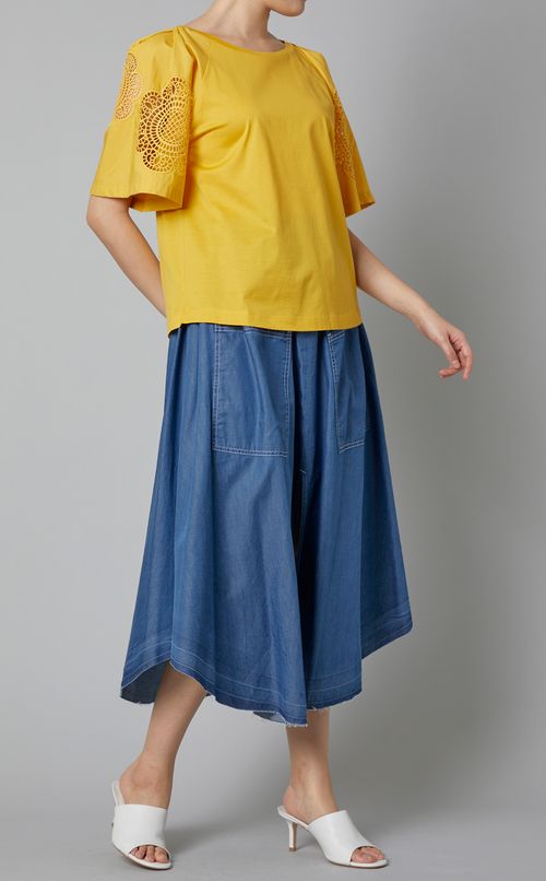 カットワークスリーブクルーネックトップス