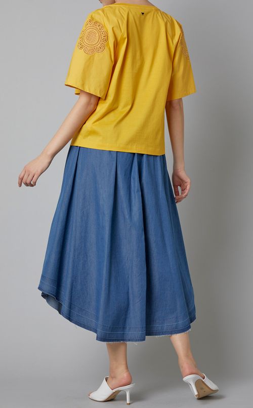 カットワークスリーブクルーネックトップス