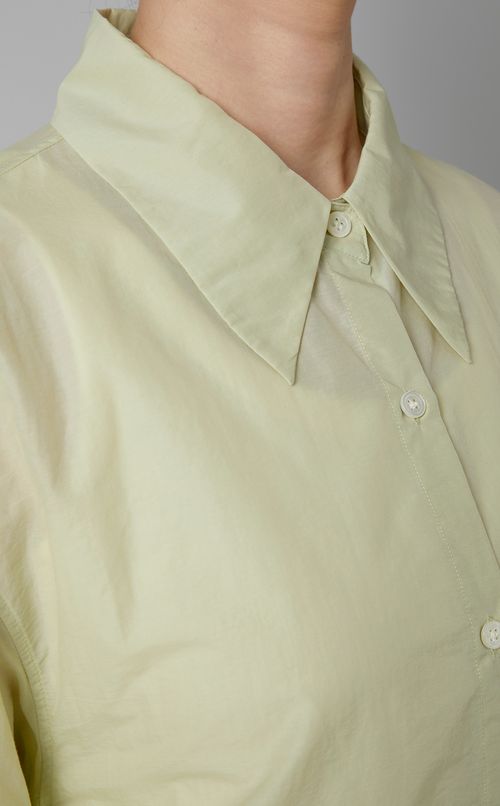 バックオープンシアーシャツ