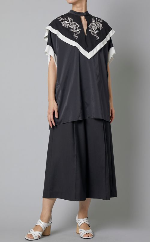 エンブロイダリーバイカラーブラウス