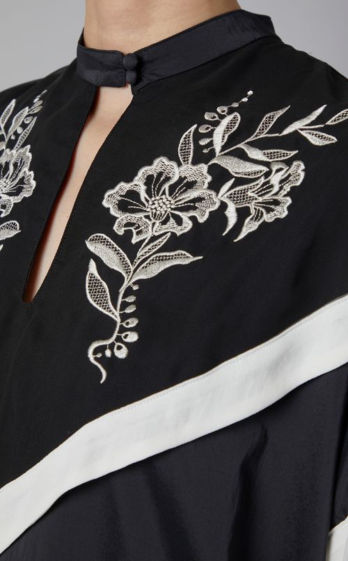 エンブロイダリーバイカラーブラウス