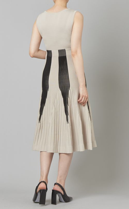 タックプリーツニットワンピース