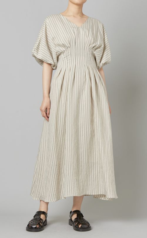 Vネックウエストタックワンピース