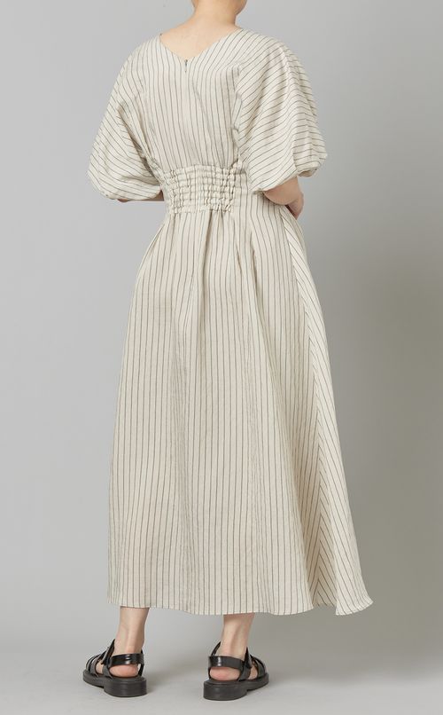 Vネックウエストタックワンピース