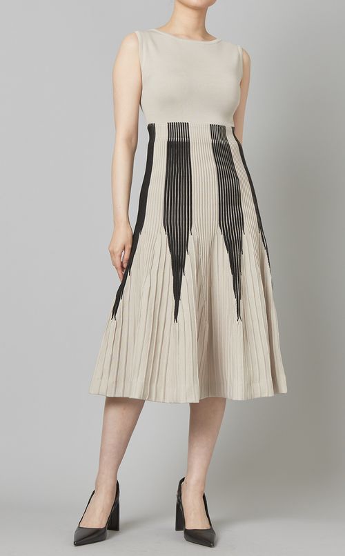 タックプリーツニットワンピース