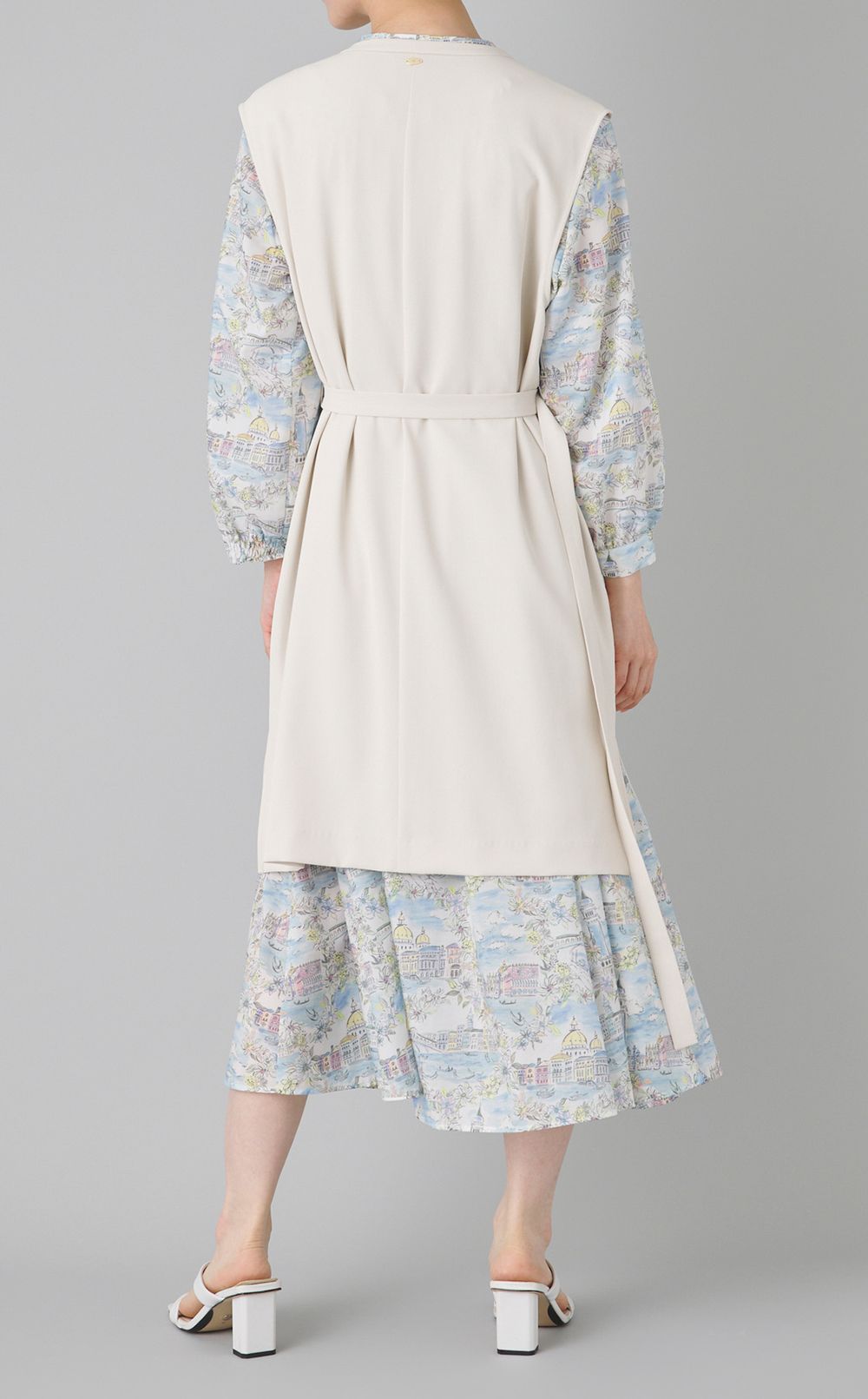 ノーカラーミドルジレ