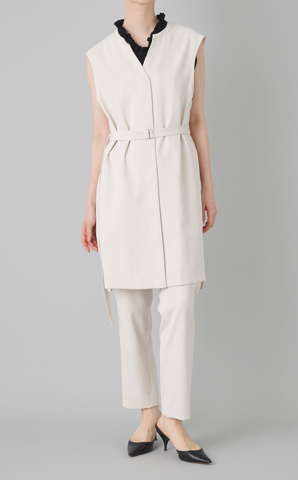 テーパードシルエットパンツ