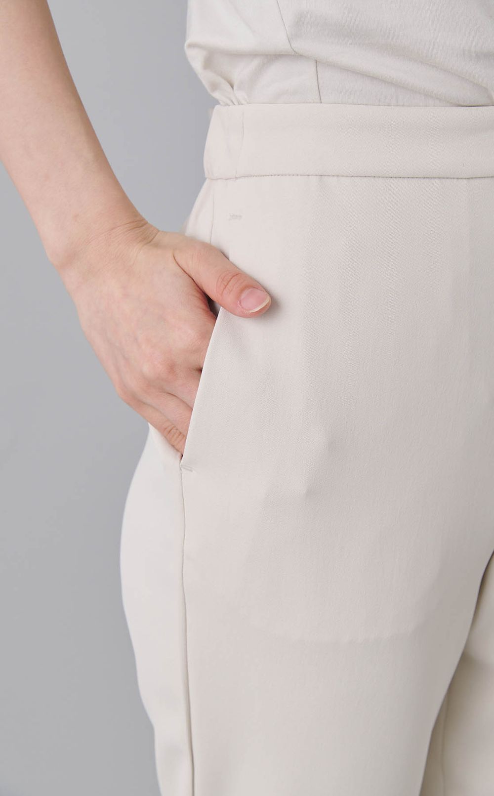 テーパードシルエットパンツ