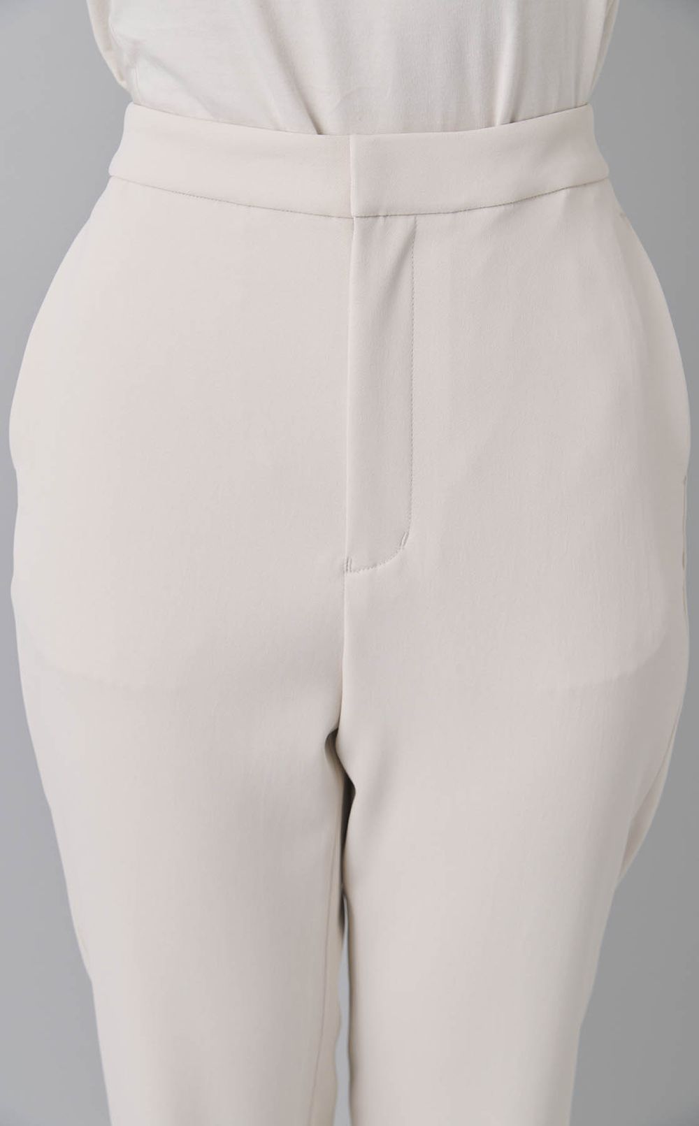 テーパードシルエットパンツ