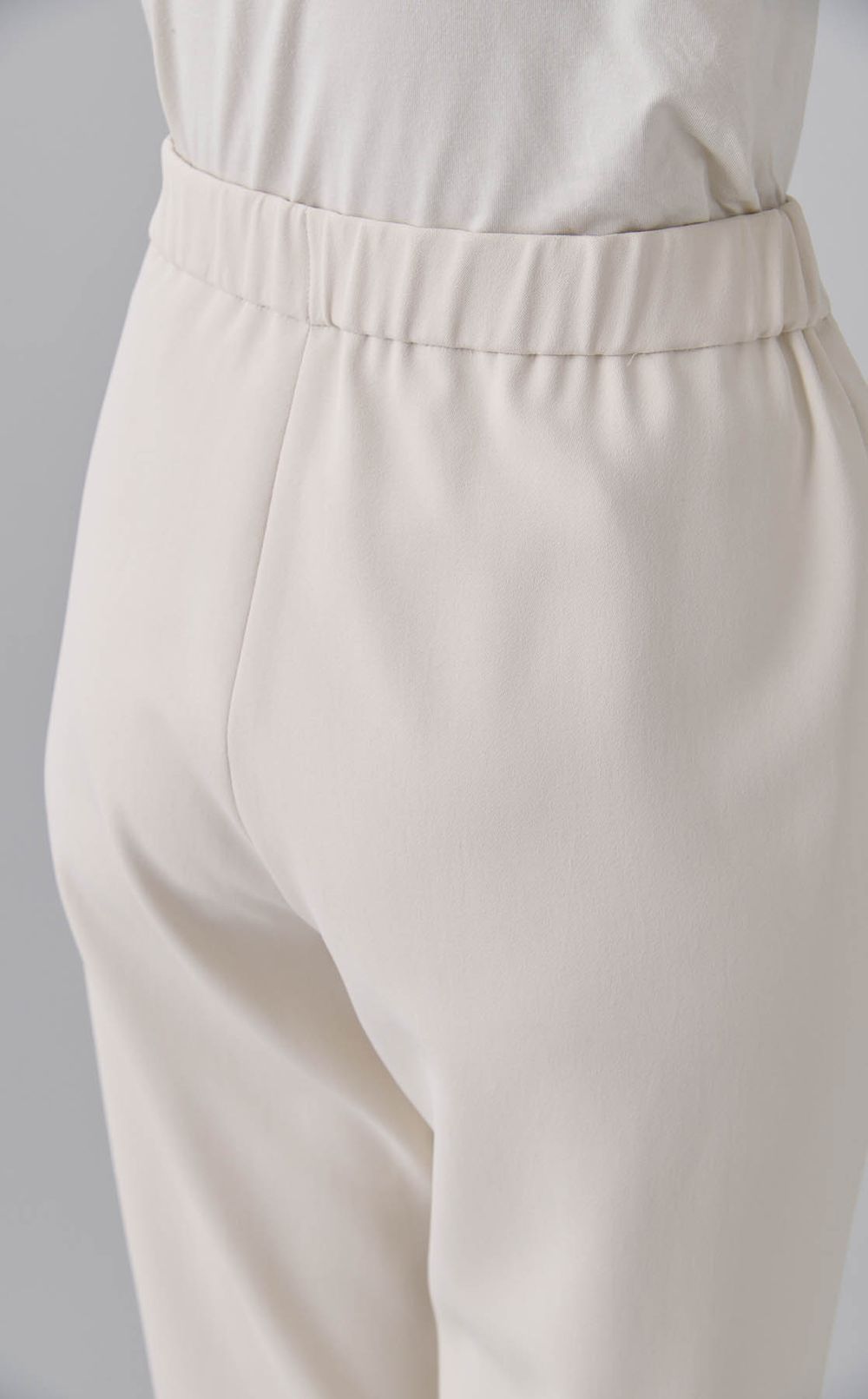 テーパードシルエットパンツ