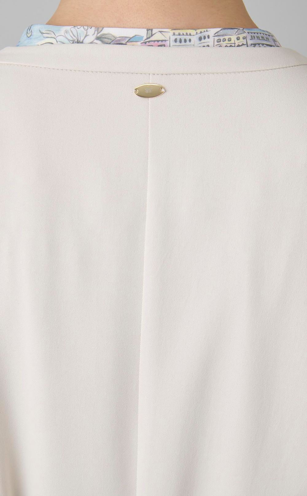 ノーカラーミドルジレ