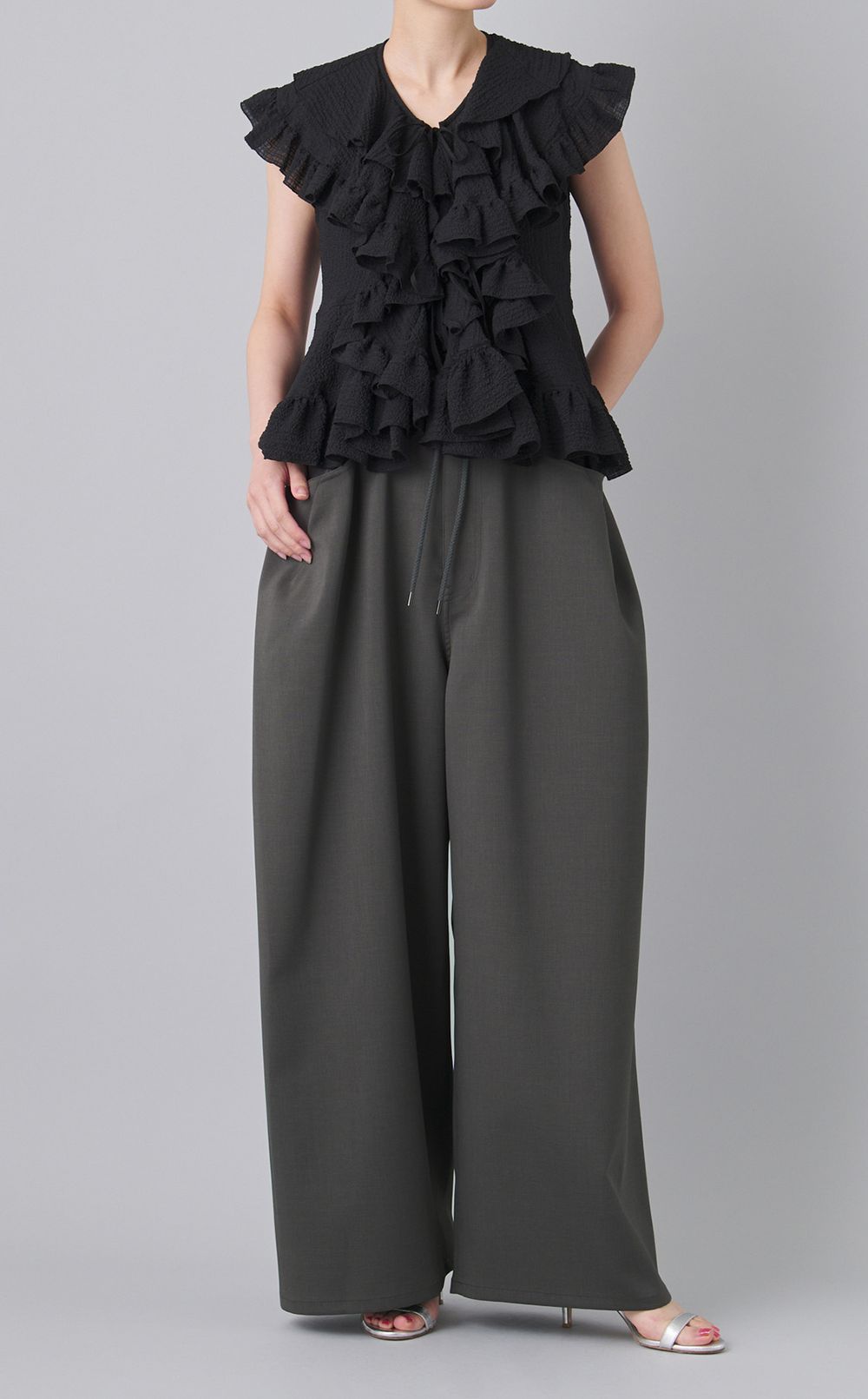 ペプラムフリルブラウス