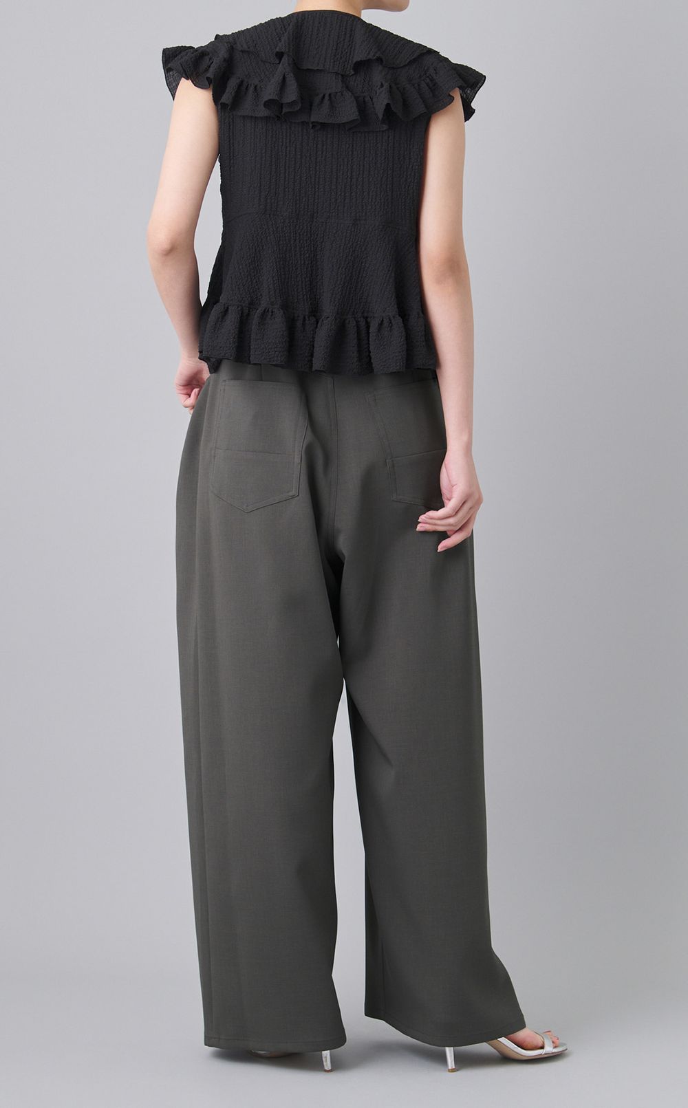 ペプラムフリルブラウス